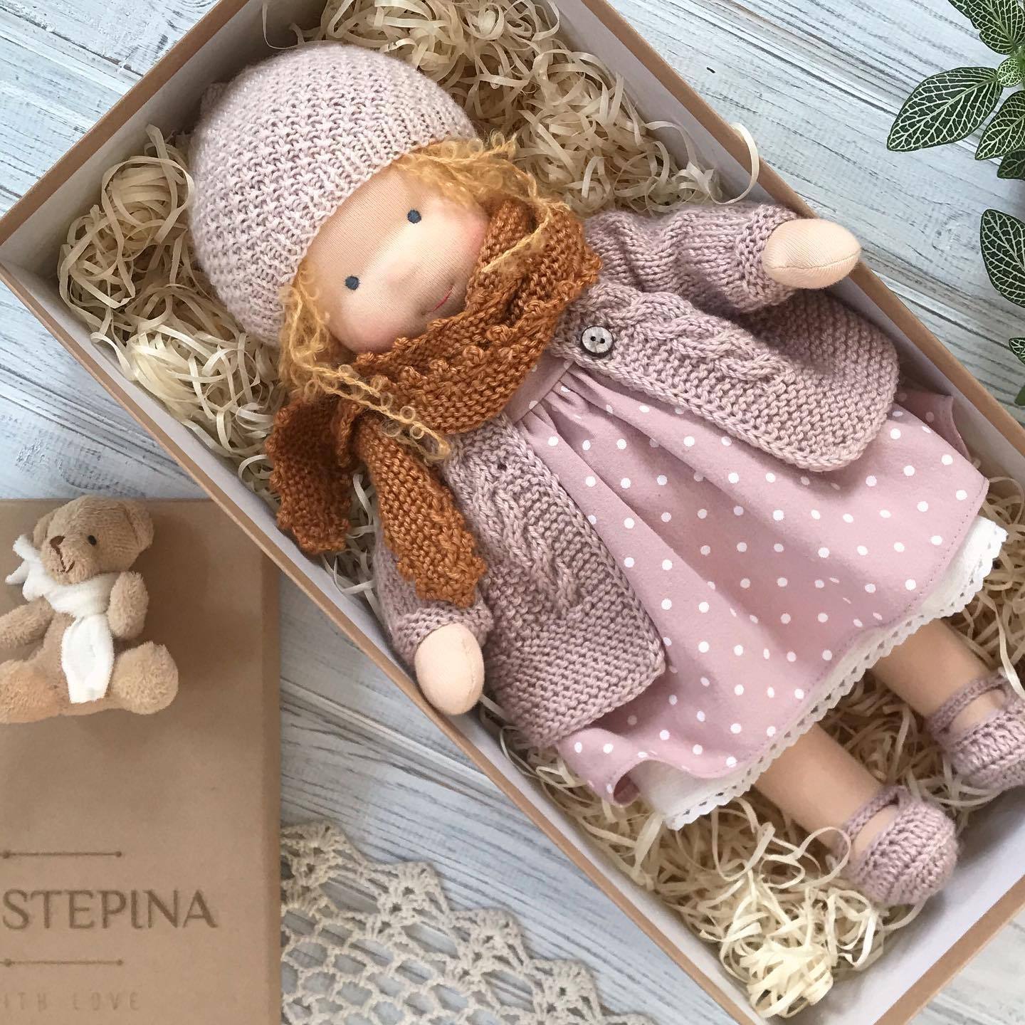 Lotta™ | Handgemachte Stoffpuppe mit rosa Pünktchenkleid