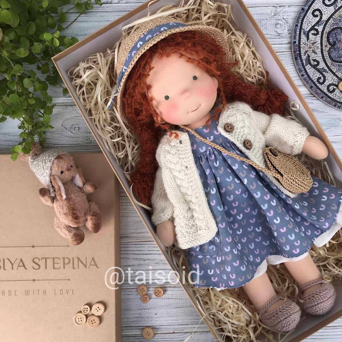 Leona™ | Handgemachte Stoffpuppe mit Sommerhut und blauer Kleid