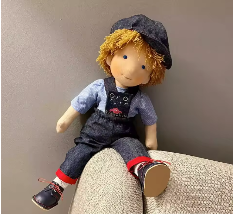 Ben | Handgemachte Stoffpuppe mit Latzhose und Mütze