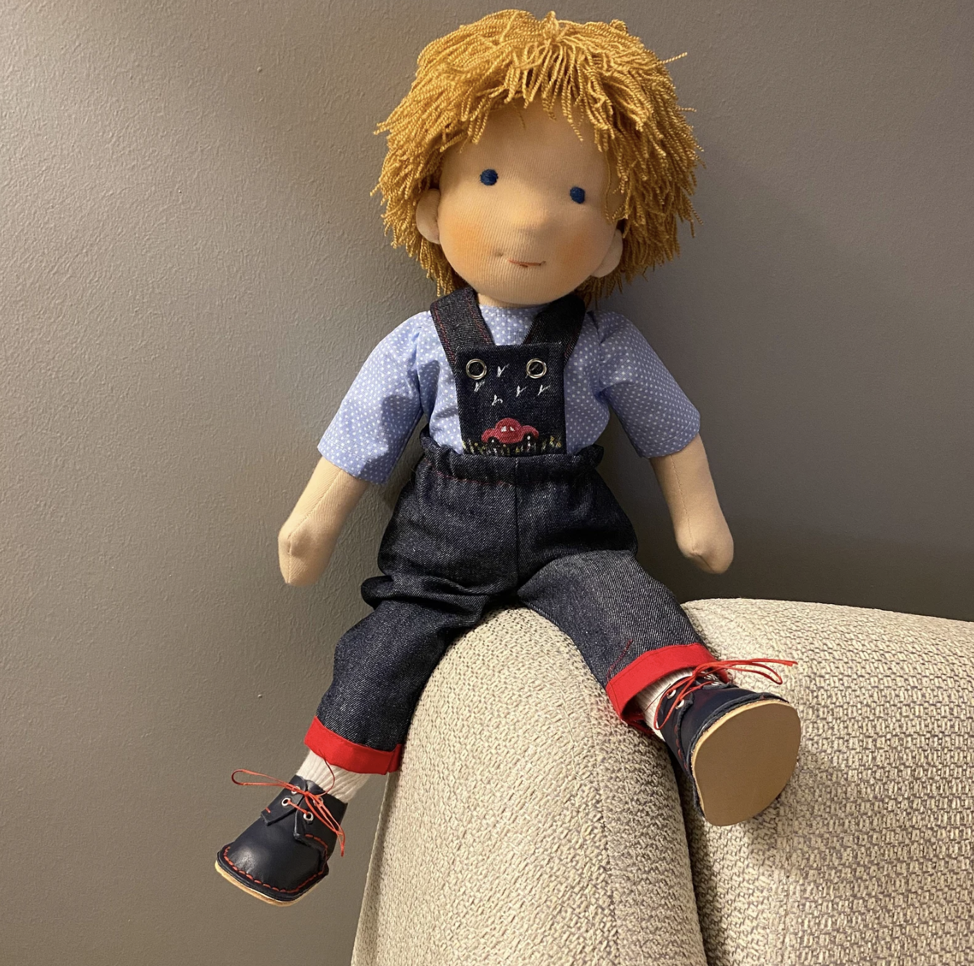 Ben | Handgemachte Stoffpuppe mit Latzhose und Mütze