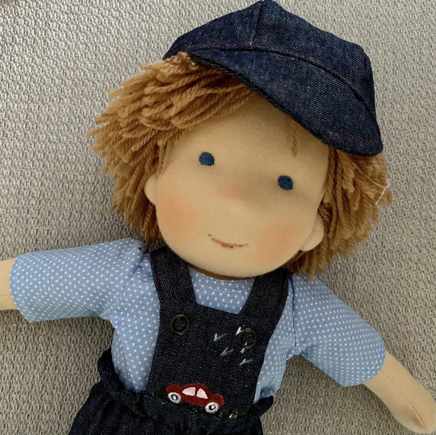 Ben | Handgemachte Stoffpuppe mit Latzhose und Mütze